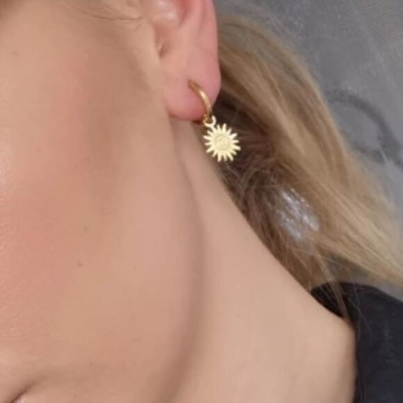 #14 NEW 18k Gold Plated Moon Star Huggie Hoop Earrings - Picture 4 of 9